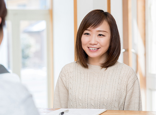 女性が受付している様子