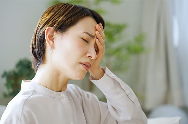 悩んでいる女性